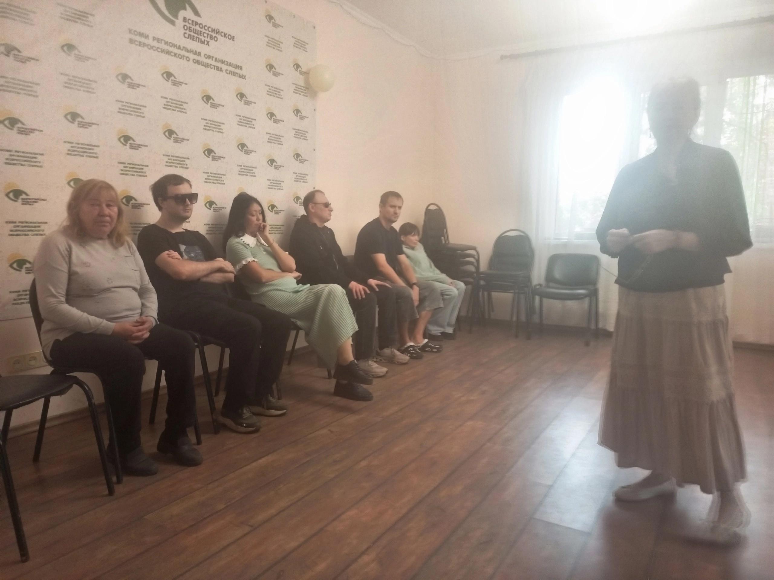 Слушатели сидят на стульях в помещении во время мероприятия