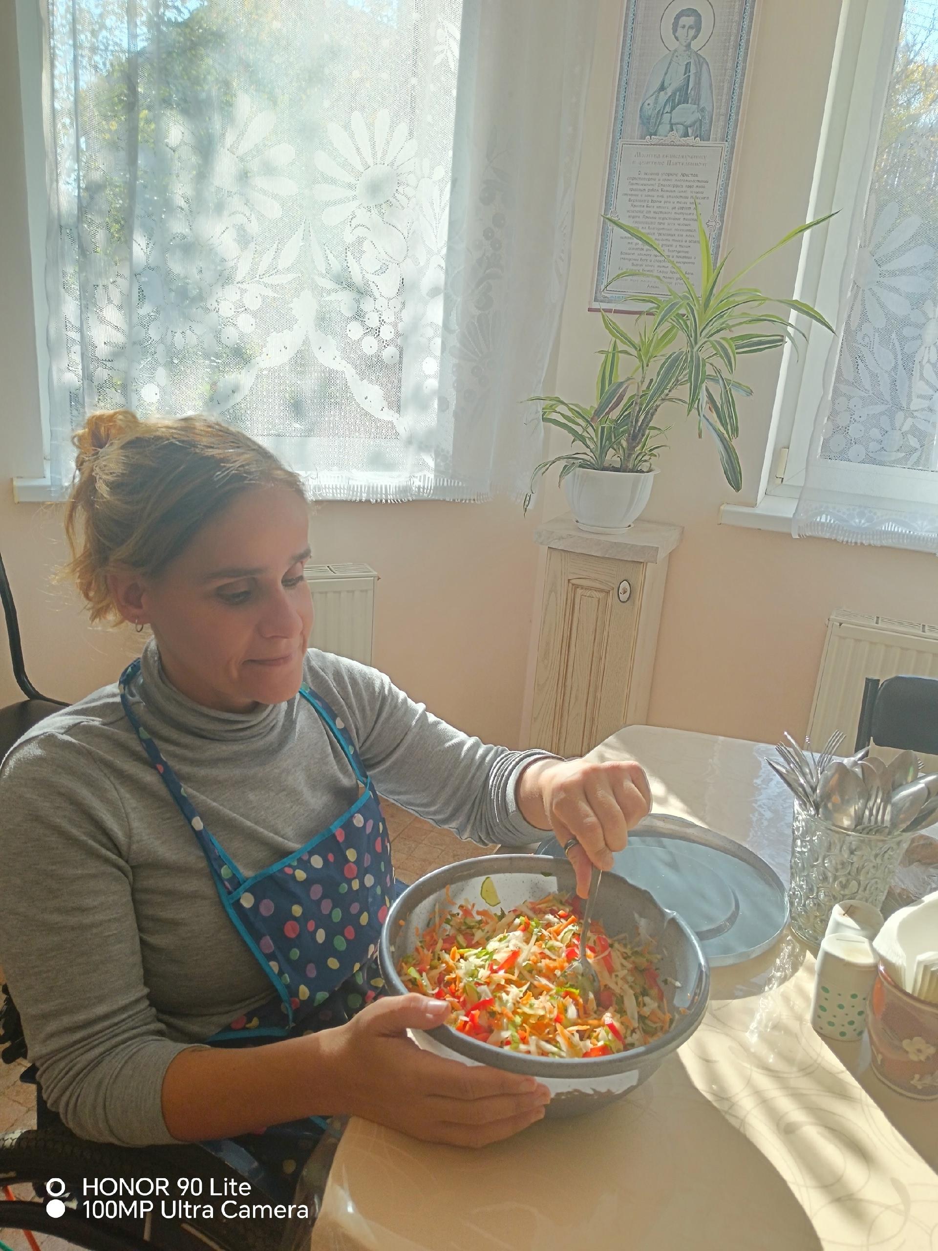 Женщина перемешивает овощной салат в глубокой миске