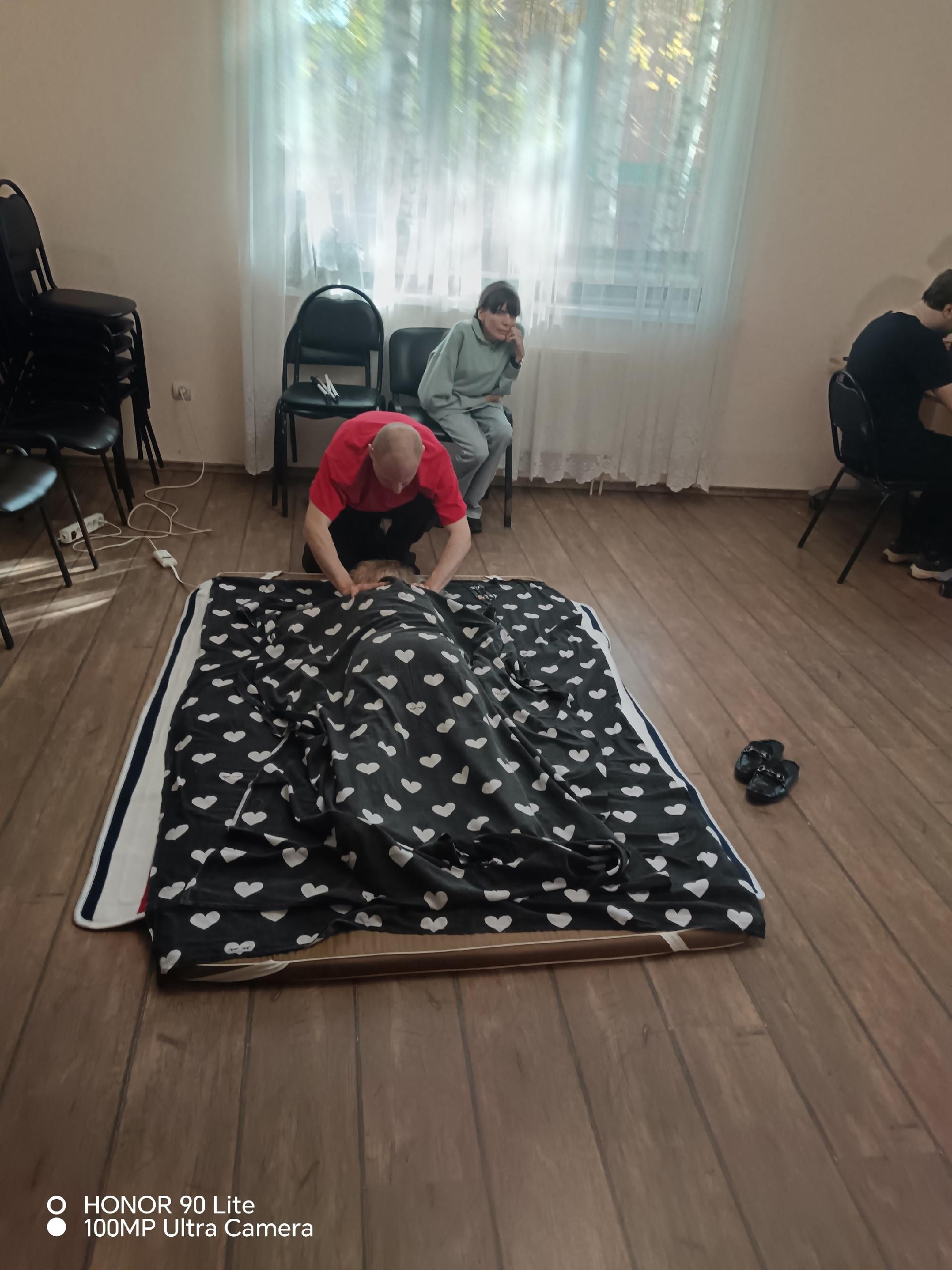 Специалист проводит процедуру массажа в помещении