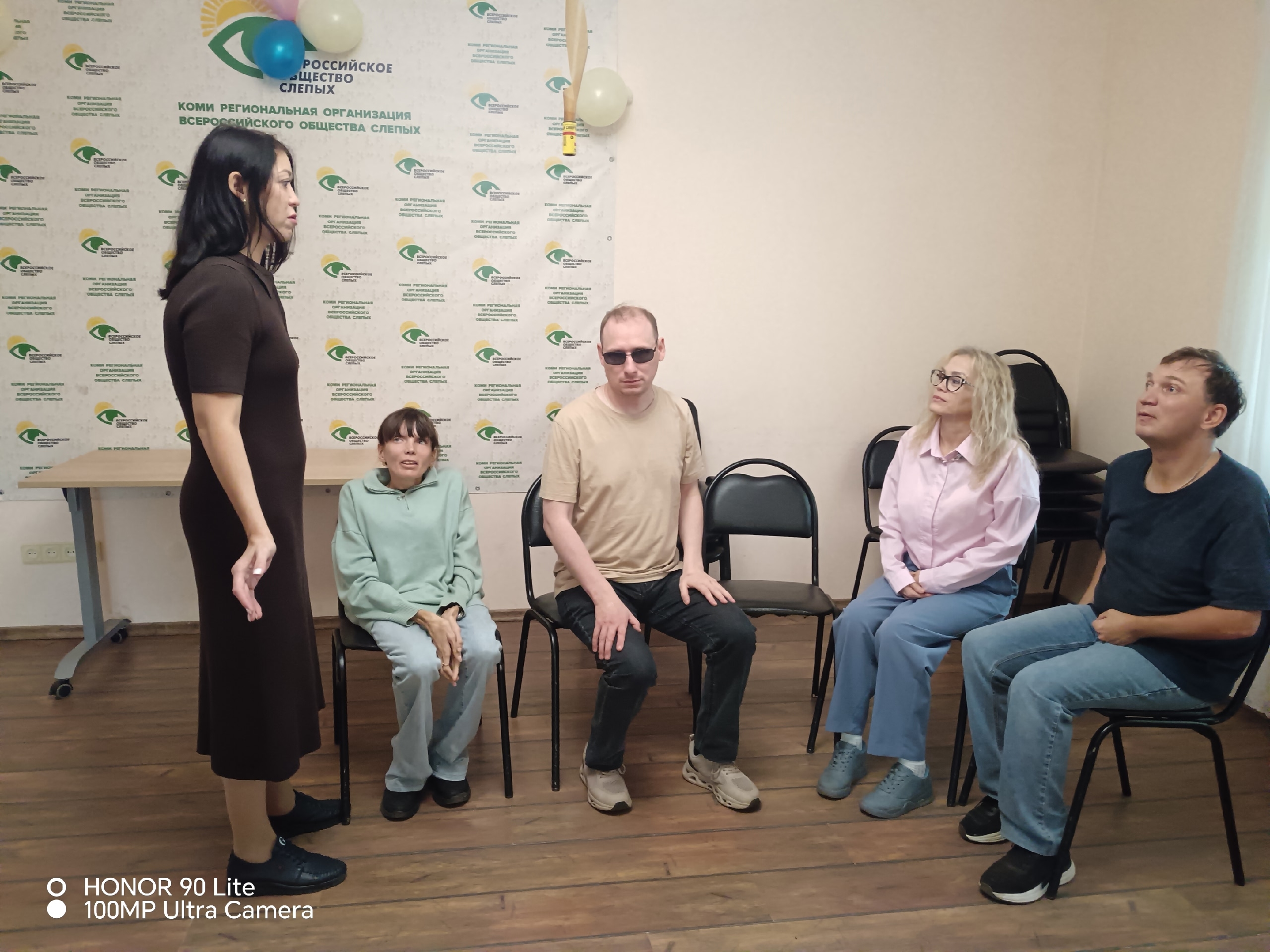 Группа участников сидит на стульях и слушает ведущую мастер-класса