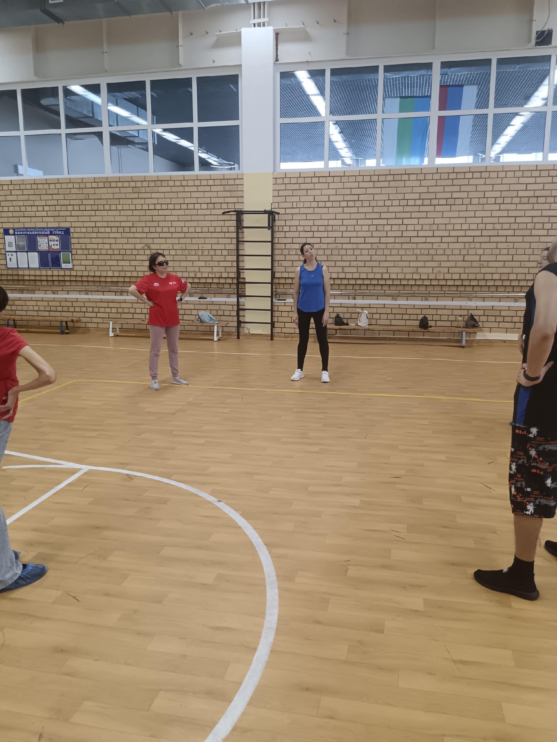 Группа людей в спортивном зале