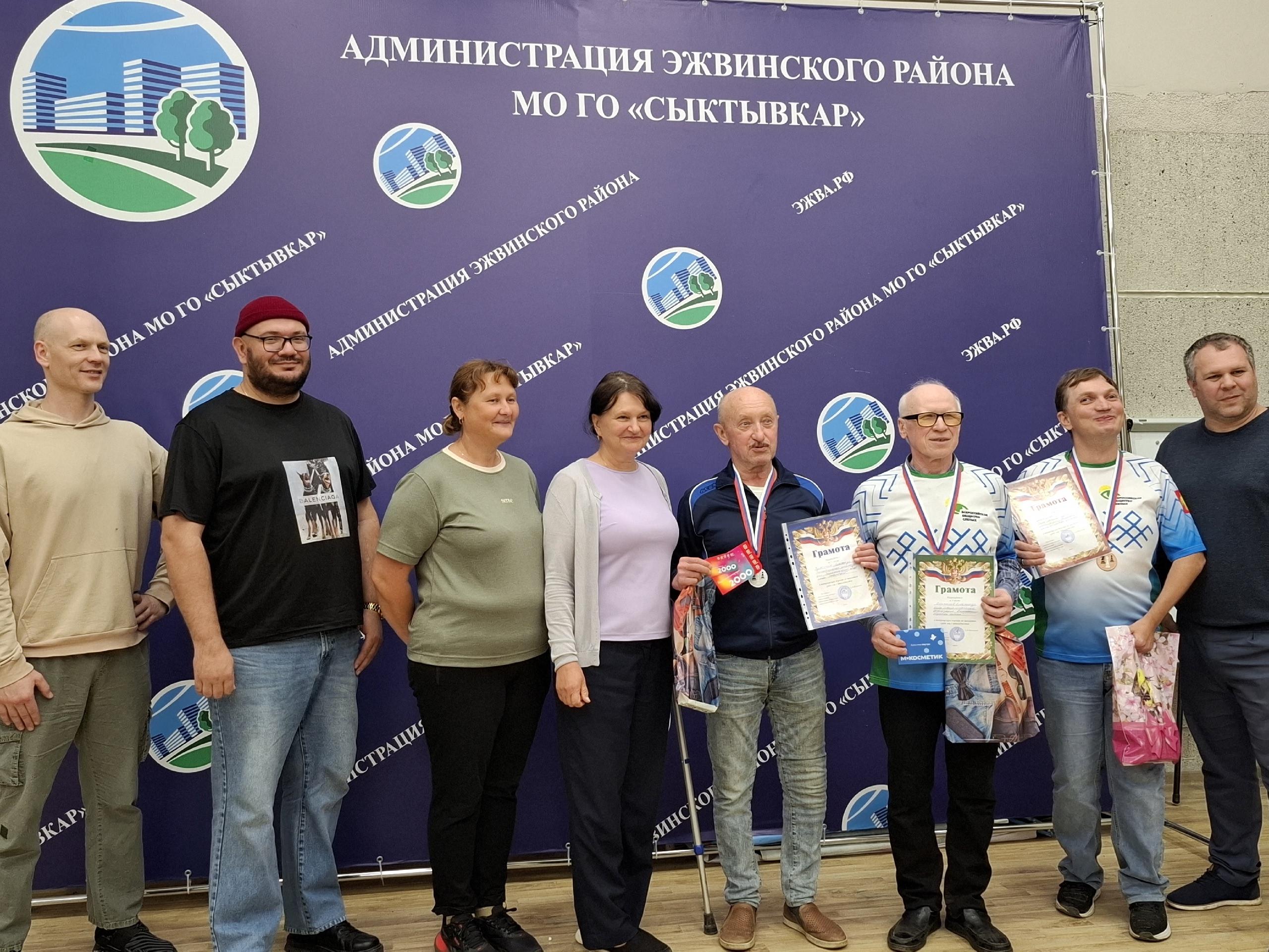Участники и организаторы шахматного турнира позируют вместе