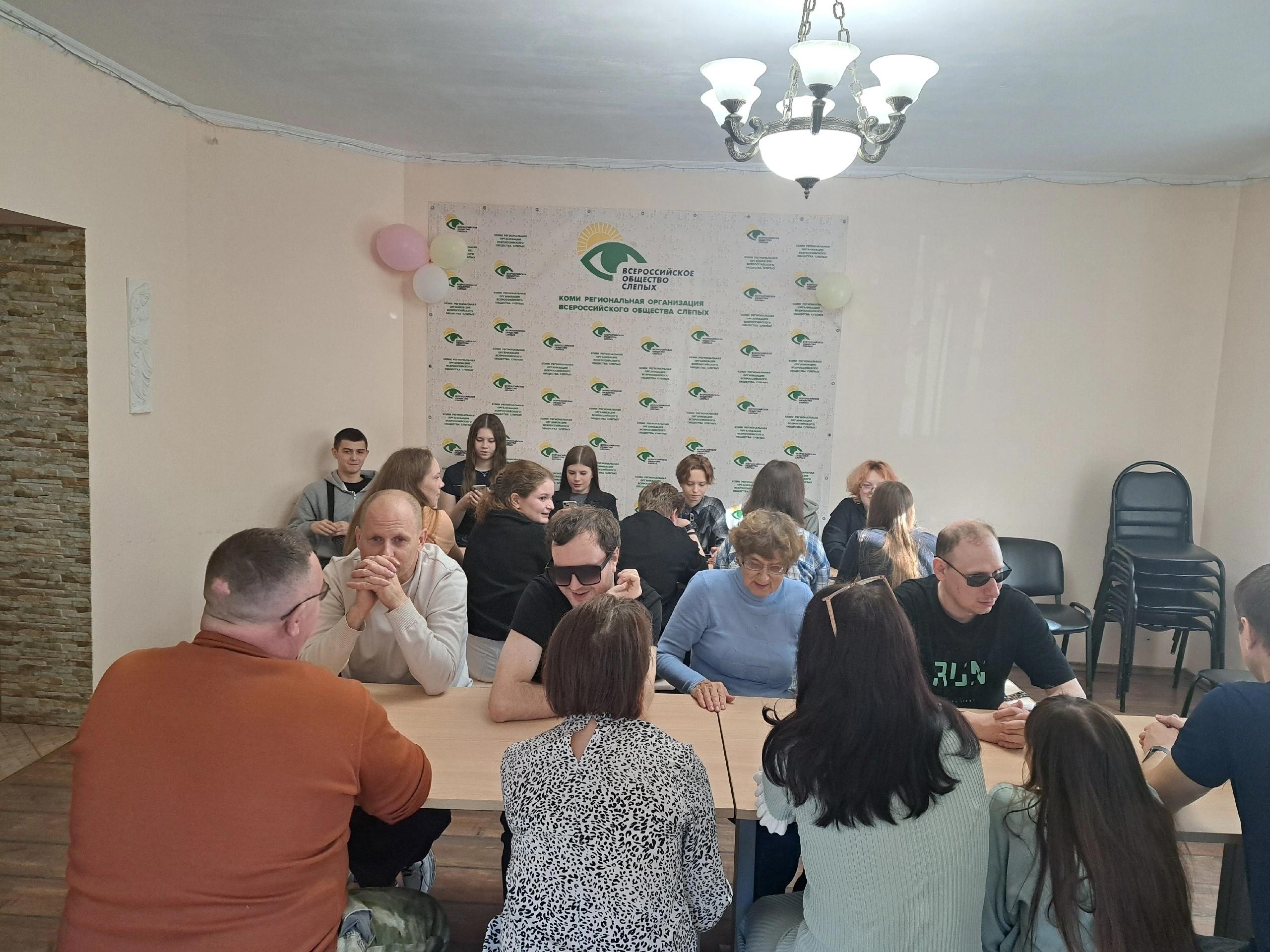Группа студентов и ВОСовцев за длинным столом