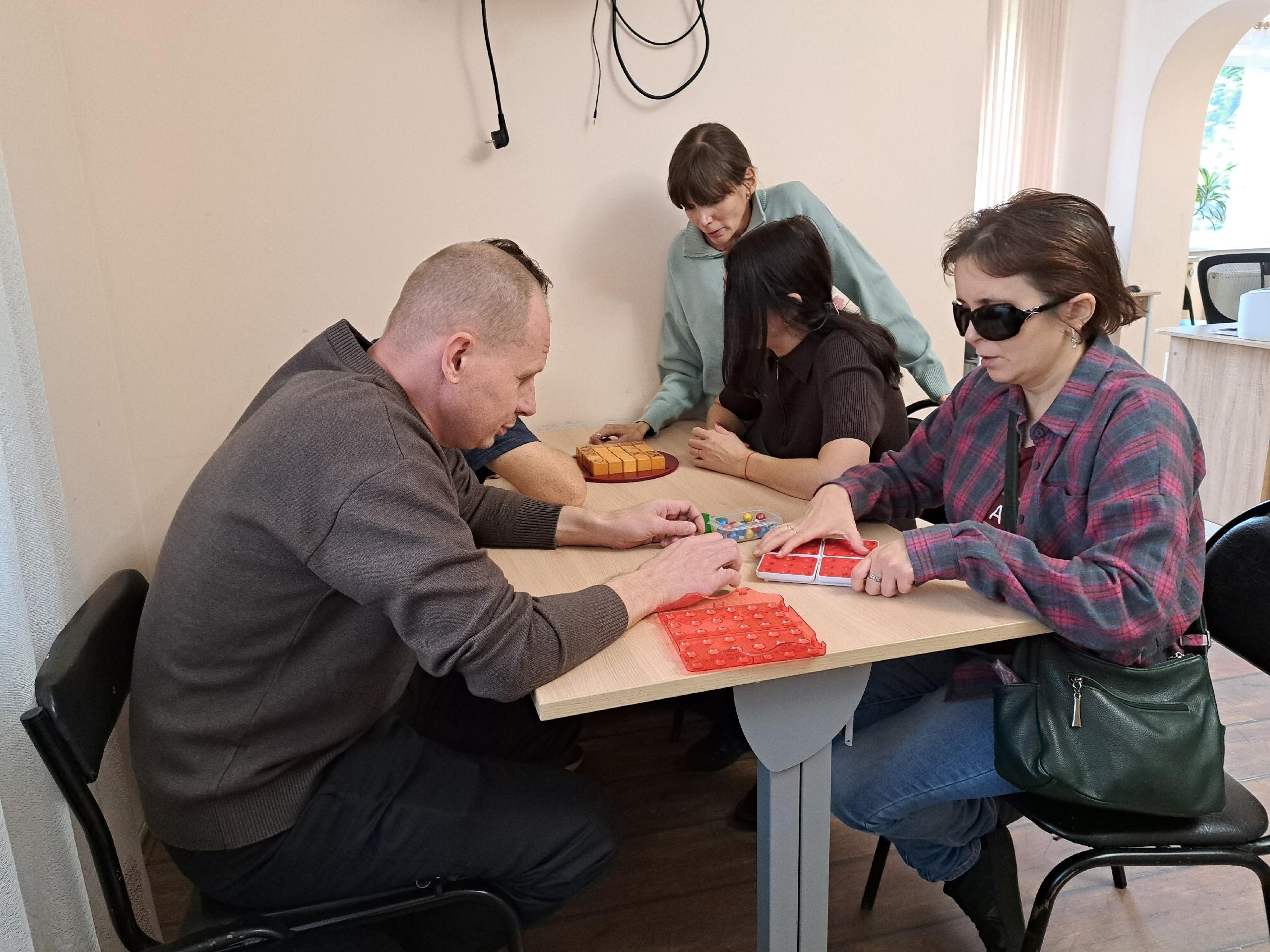 Люди играют в настольные игры за столом в комнате