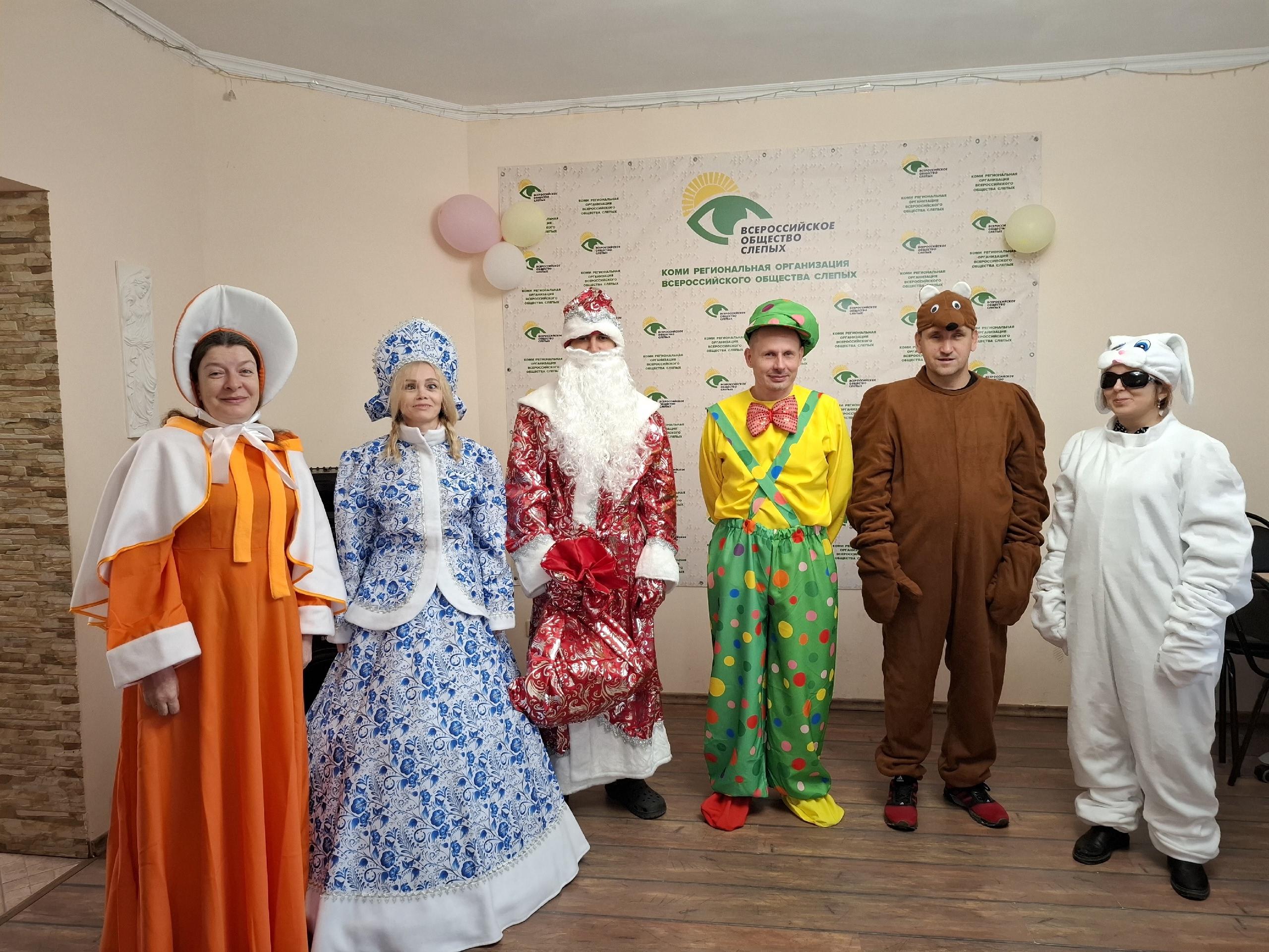 Участники мероприятия в новогодних и сказочных костюмах