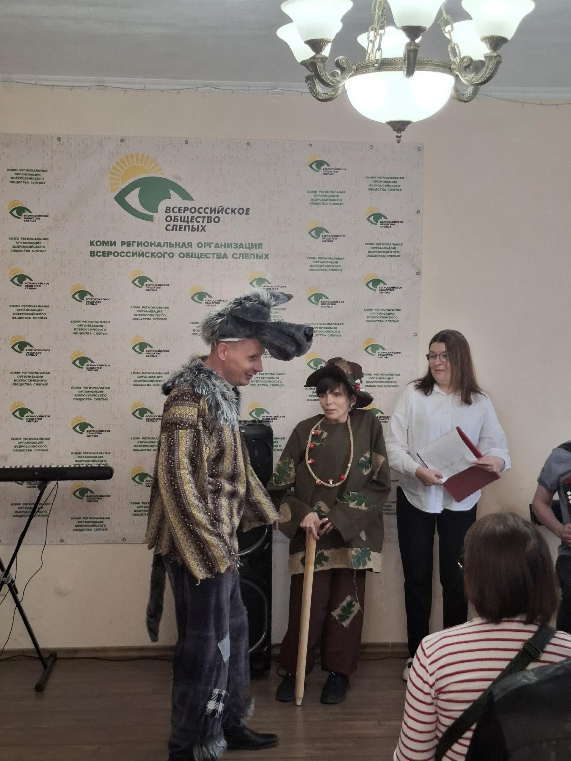 Актеры в костюмах лешего и волка общаются со зрителями на сцене