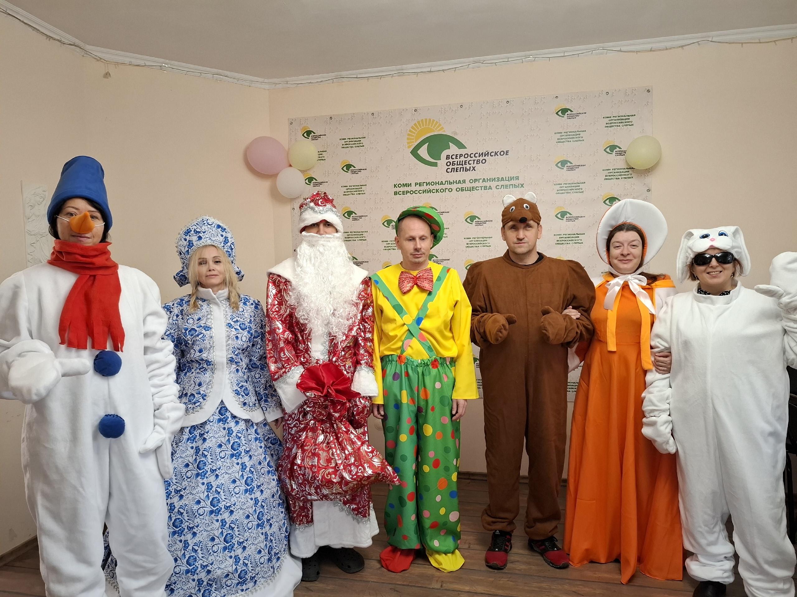 Группа участников в разнообразных карнавальных костюмах