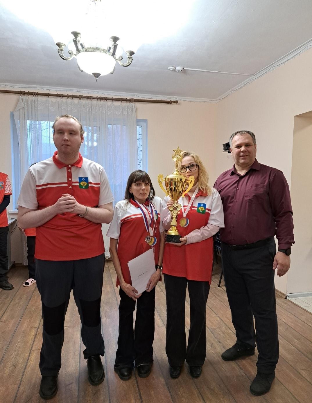Победители Спартакиады позируют с главным кубком