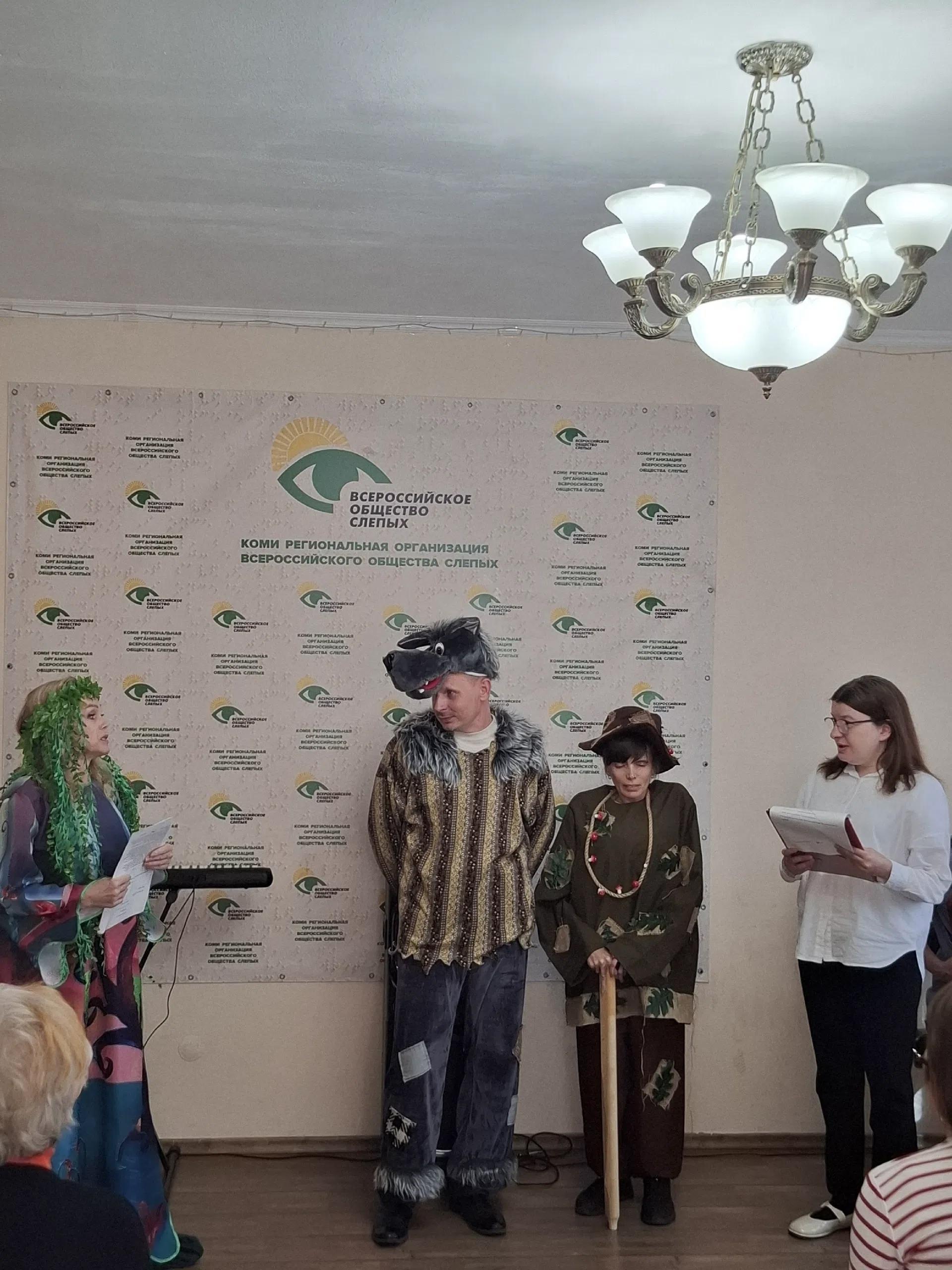 Артисты в сказочных костюмах стоят на сцене рядом с организаторами