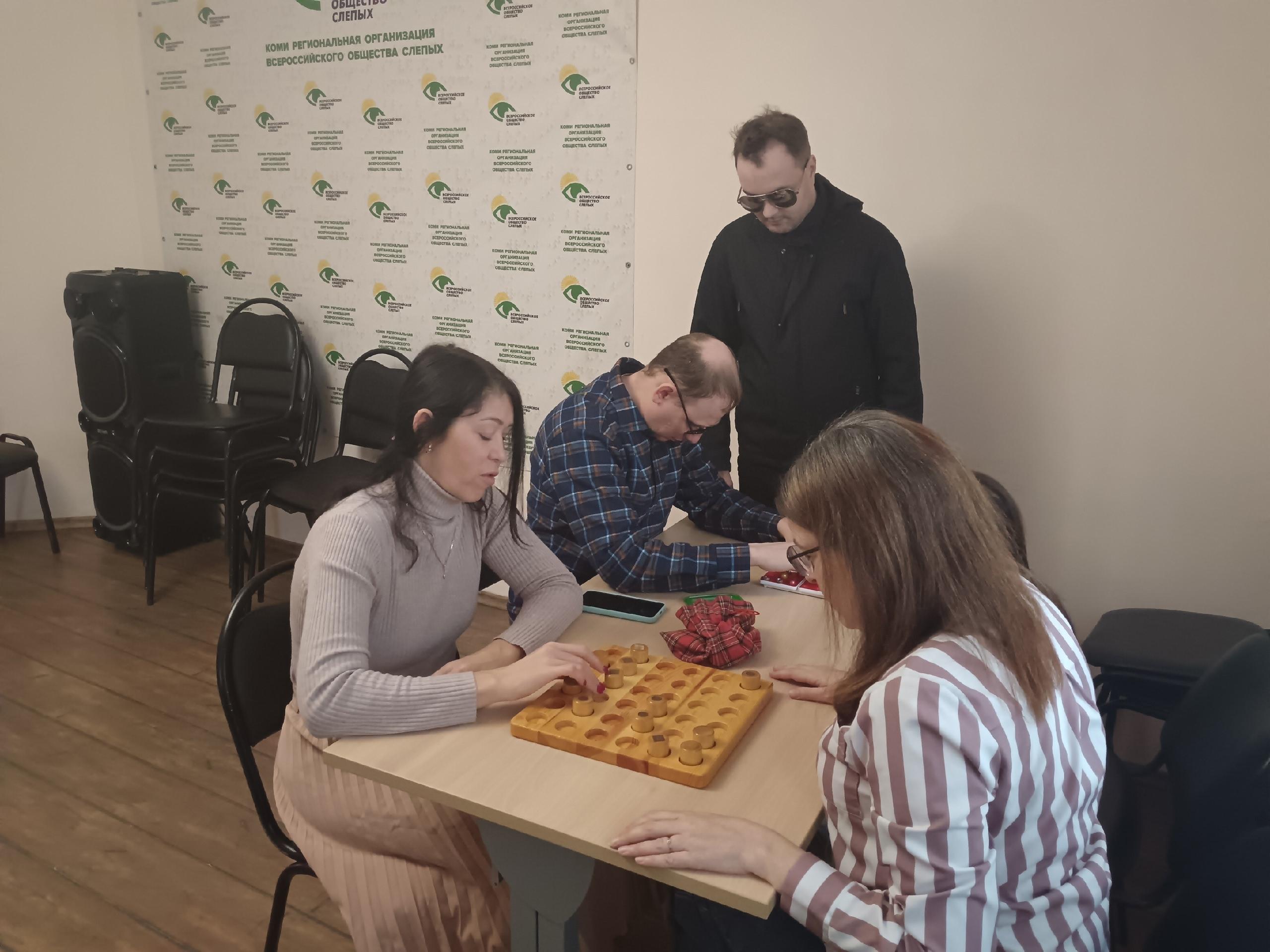 Группа людей играет в настольные игры в помещении