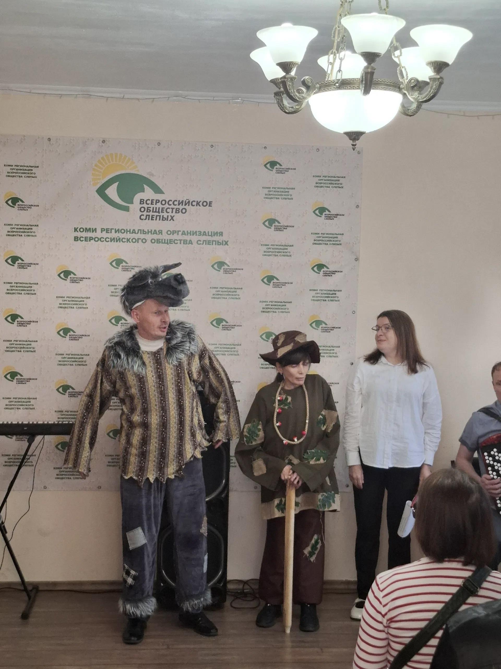 Сказочные персонажи волки и леший стоят на сцене во время праздника