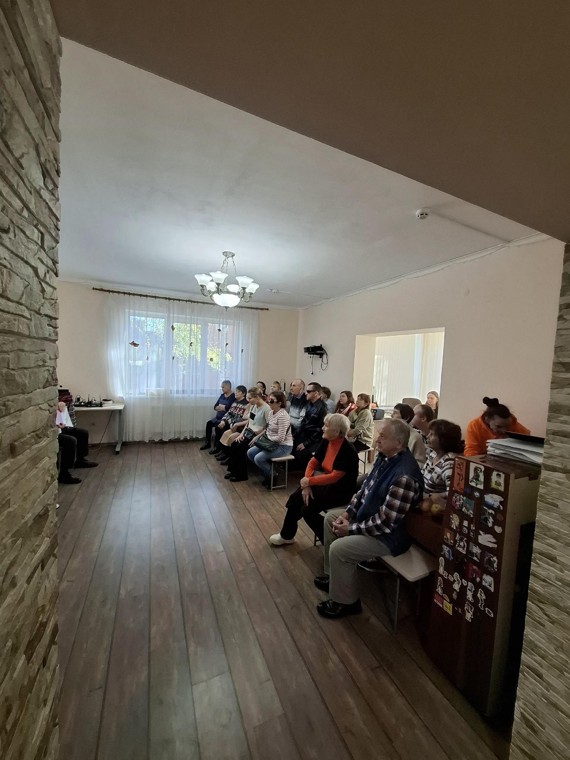 Полный зал зрителей смотрит концерт