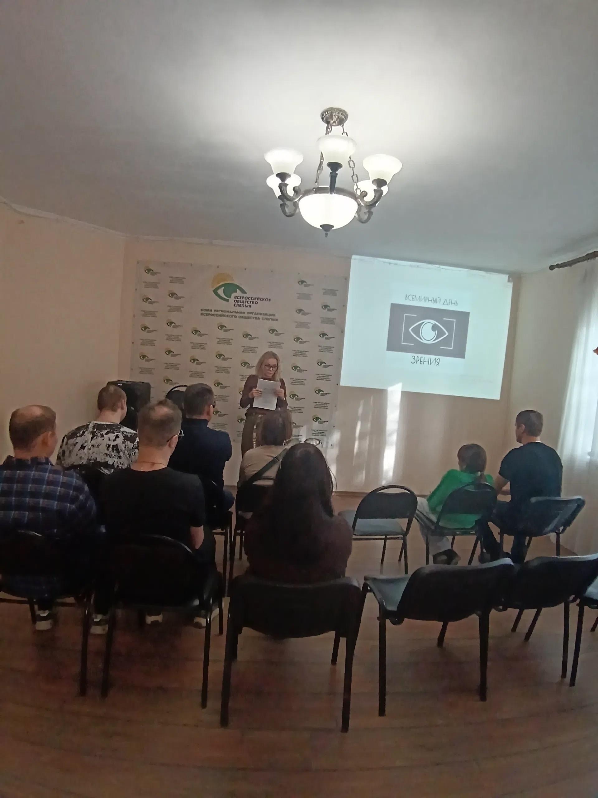 Выступление спикера перед аудиторией в светлом зале