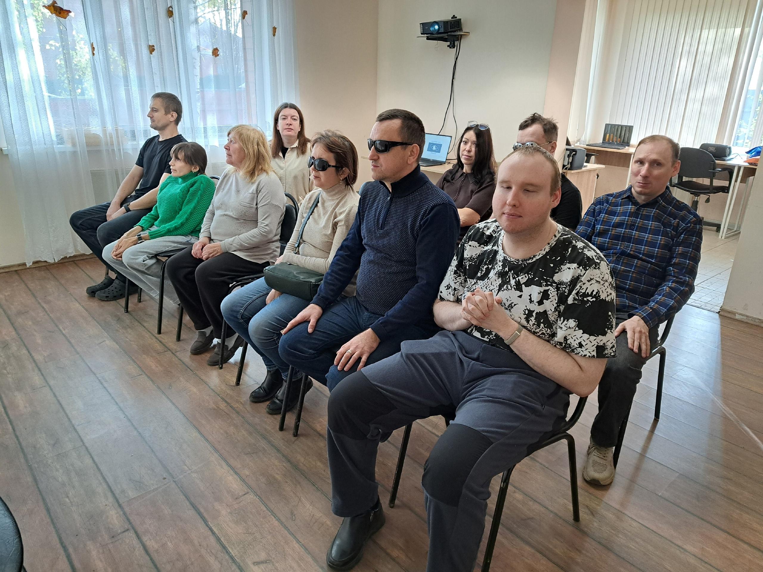 Слушатели сидят на стульях в помещении во время мероприятия