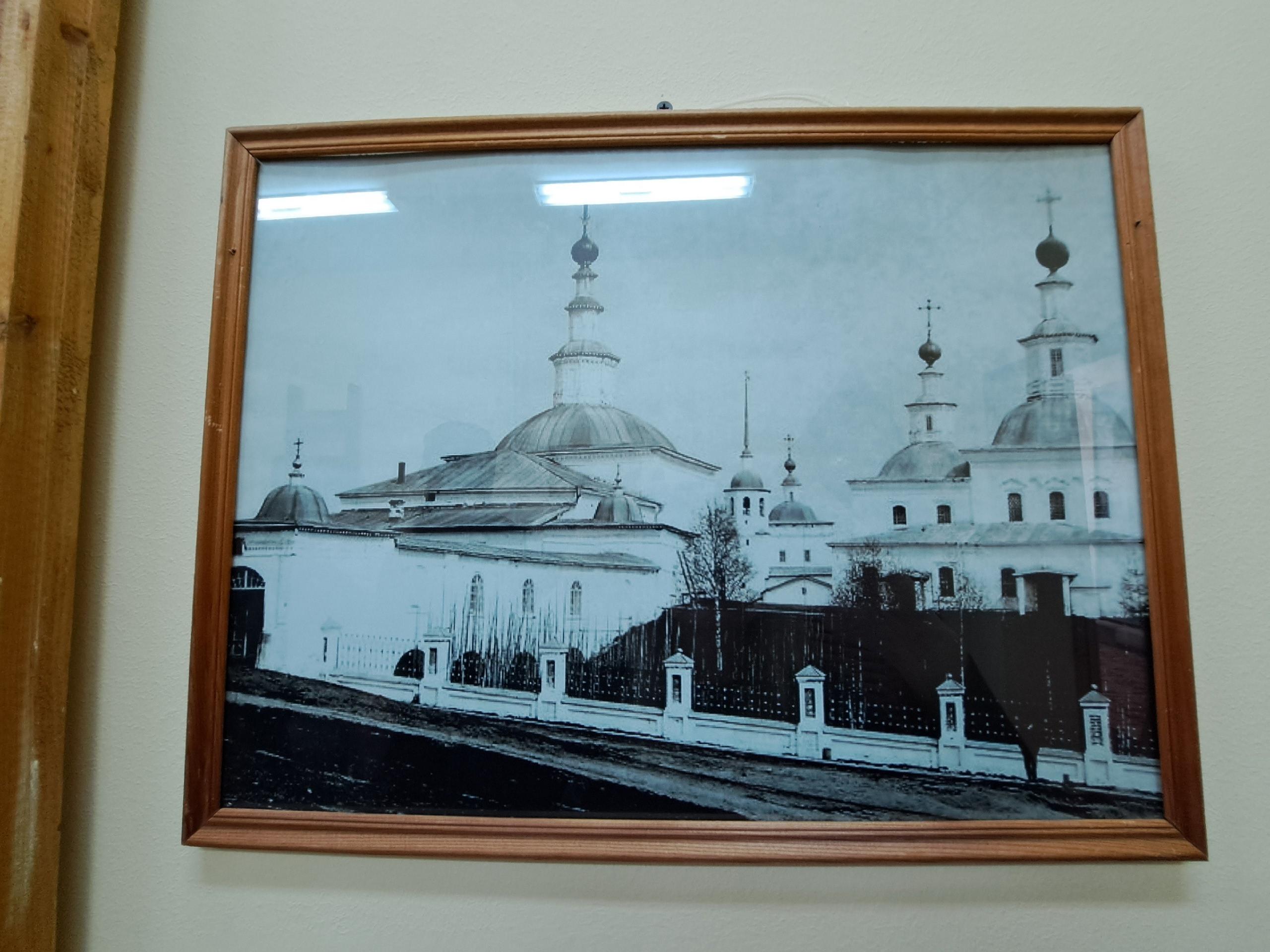Старинная черно-белая фотография храмового комплекса в рамке